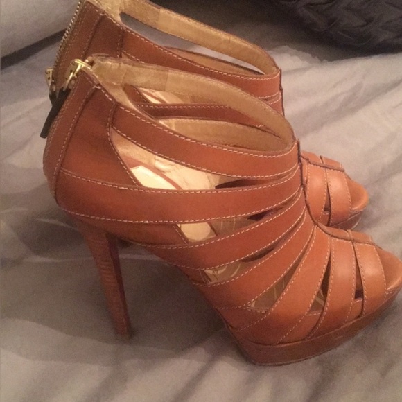 Authentic Christian Louboutin Pique Crie 140 Strappy Tan Ankle Booties size 37 - Picture 2 of 10